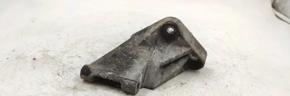 Engine mounting bracket