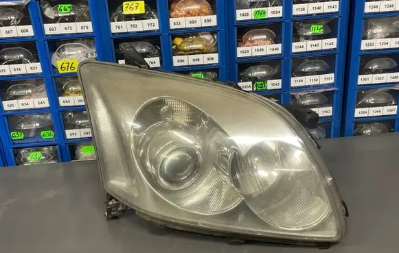 Toyota Avensis T250 Headlight/headlamp 10R020675 020675