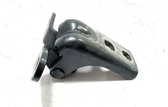 Chevrolet Volt I Front door upper hinge A049175