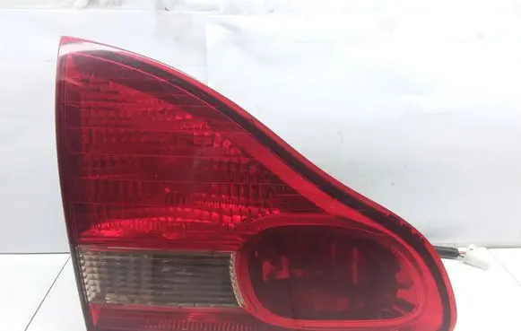 Toyota Avensis Verso Tailgate rear/tail lights E137654