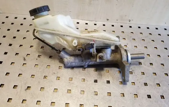 Toyota Corolla E120 E130 Master brake cylinder 744712454