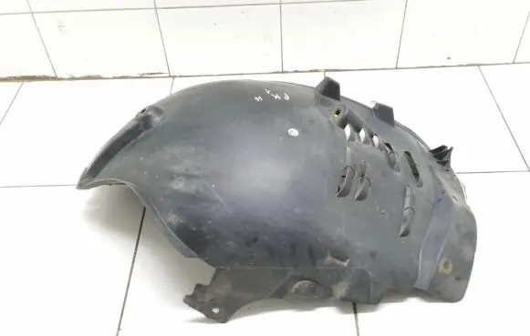 Front wheel arch liner splash guards