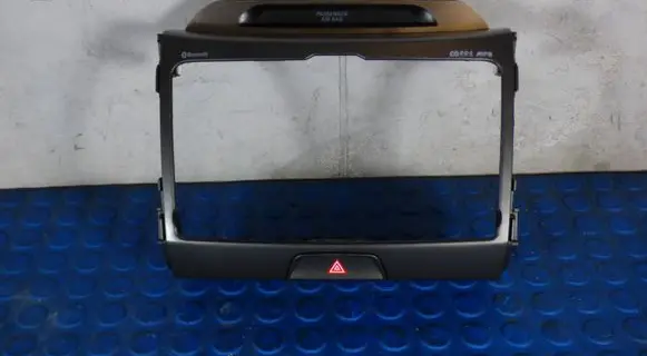 KIA Sportage Radio/GPS head unit trim U097833810