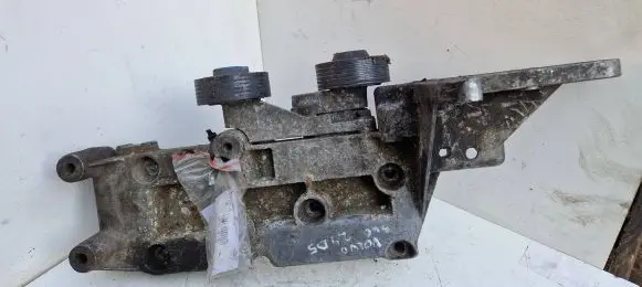 Volvo S60 Engine mounting bracket 8642196