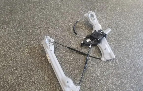 Chevrolet Volt II Front door window regulator with motor 23104909