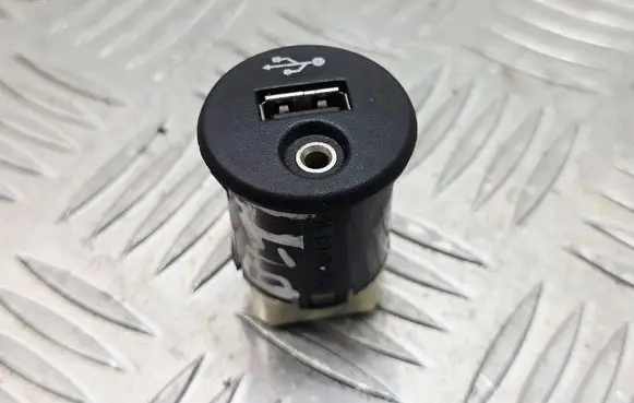 Nissan Juke I F15 USB socket connector 28023BH00A