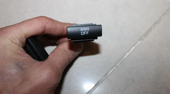 Traction control (ASR) switch