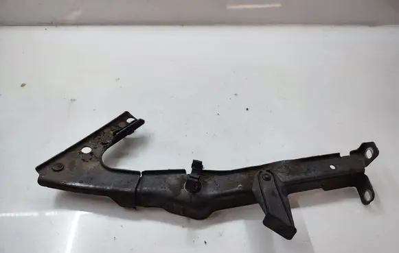 Audi A5 Sportback 8TA Fender mounting bracket 8T0821135