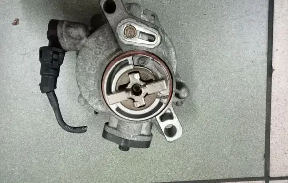 Peugeot 407 Vacuum pump D156MS142503
