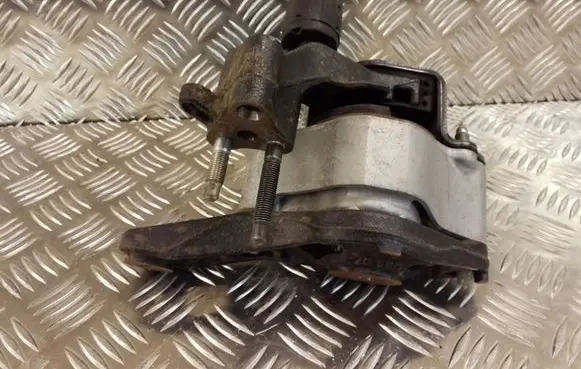 Toyota Prius (XW20) Engine mount bracket 09107