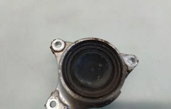 Honda CR-V Engine mount bracket