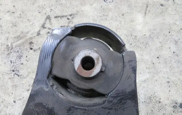 Toyota Avensis T270 Engine mount vacuum valve KRIS235789