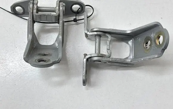 Nissan Rogue Front door hinge set 