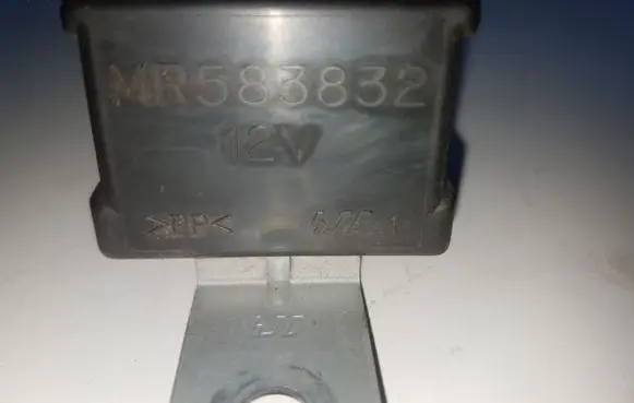 Mitsubishi Pajero Wing mirror control module MR583832