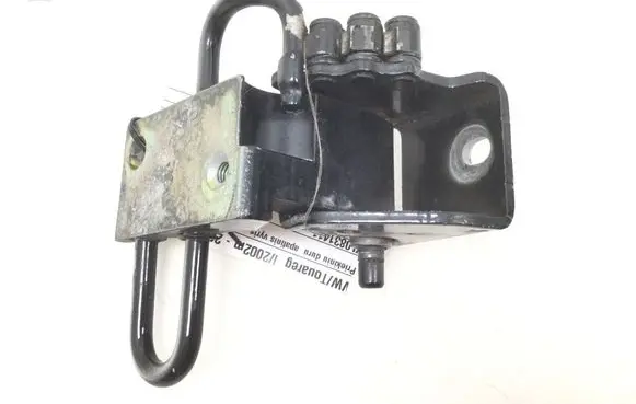 Volkswagen Touareg I Front door lower hinge 7L0831411