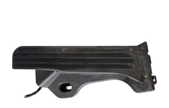 Accelerator throttle pedal