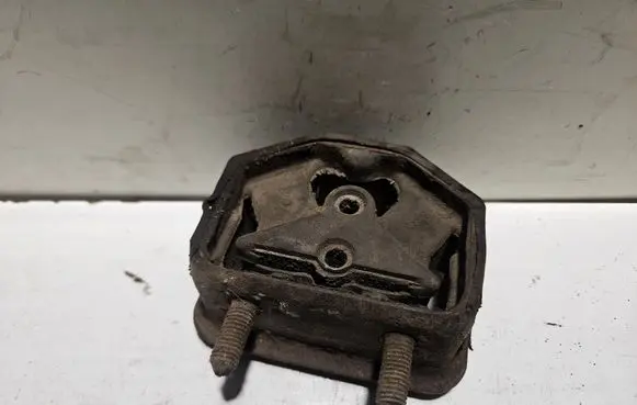 Opel Kadett E Engine mount bracket 90135339