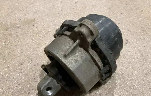 BMW 3 G20 G21 Engine mount bracket 6860480