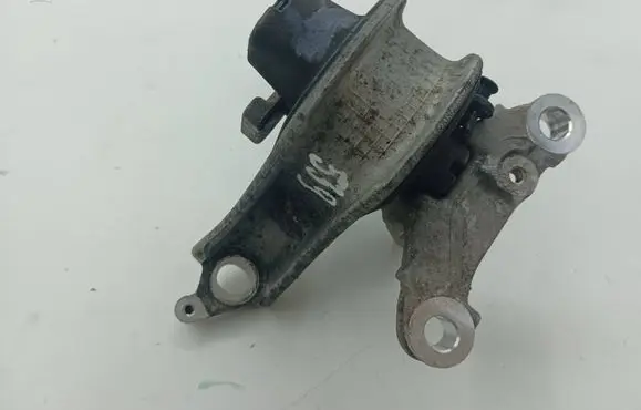Honda CR-V Engine mount bracket