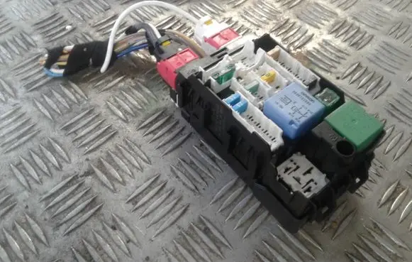 Peugeot 508 Relay mounting block 9665492680