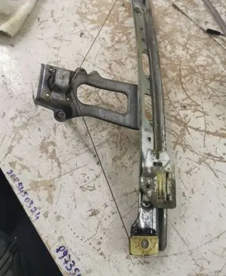 Rear door manual window regulator