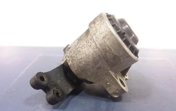 Engine mount vacuum valve