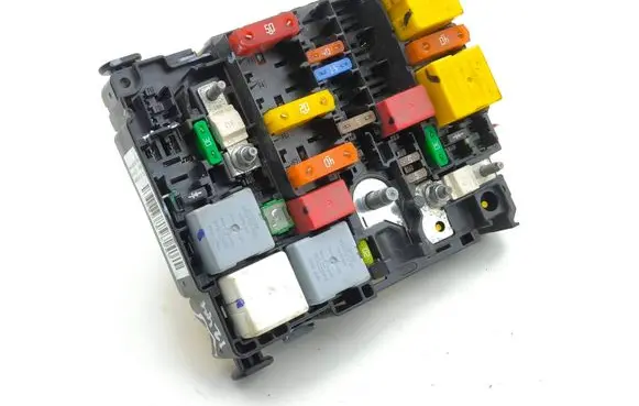 Peugeot 3008 II Fuse module 9804846880