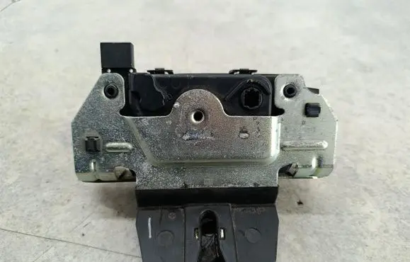 Opel Zafira B Tailgate lock latch 495058724