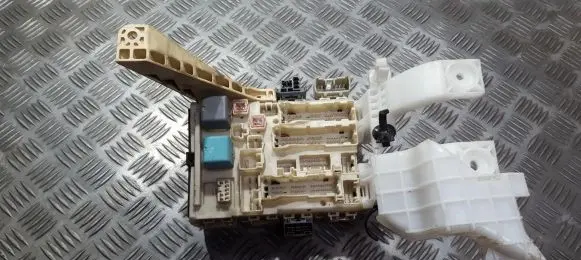 Toyota Yaris Fuse box set 8273052700 82730-52700