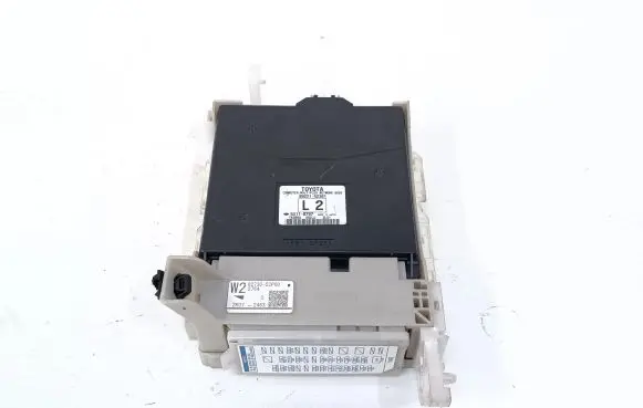 Toyota Prius c Fuse module 8922152381 8273052P60