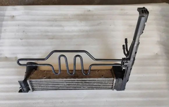 BMW 1 E81 E87 Intercooler radiator 752491608