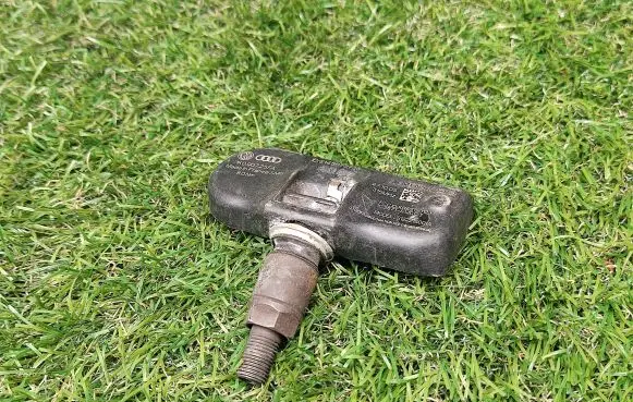 Volkswagen PASSAT B6 Tire pressure sensor 1K0907255A