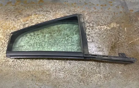 Rear vent window glass