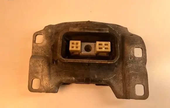 Ford Grand C-MAX Engine mount bracket