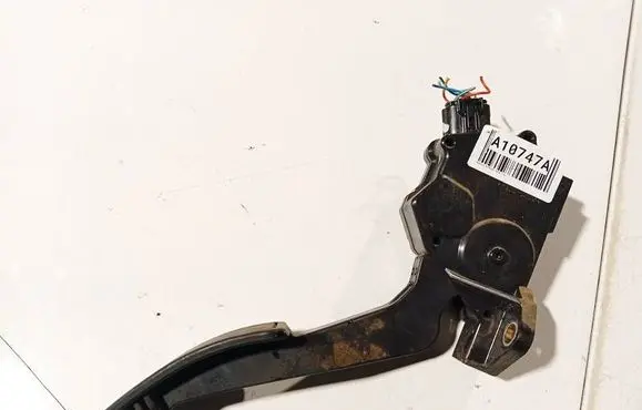 Accelerator throttle pedal