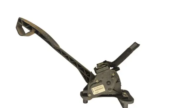 Accelerator throttle pedal
