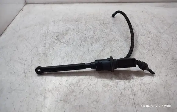 Peugeot 308 SW Clutch master cylinder 9673765980