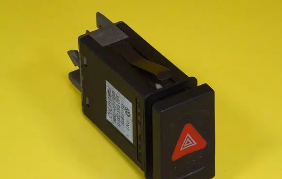 Volkswagen PASSAT B5 Hazard light switch 3B0953235D