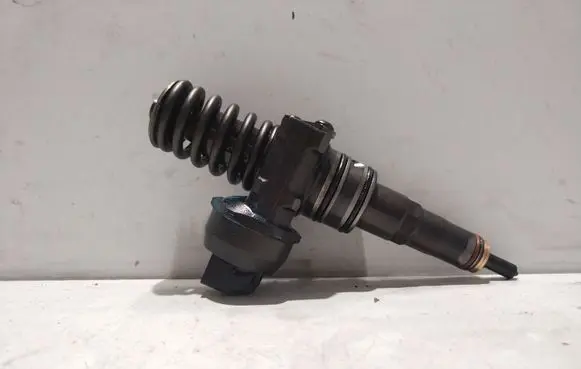 Skoda Fabia Mk2 (5J) Fuel injector 038130073BP