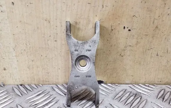 Volkswagen PASSAT B7 Fuel Injector clamp holder 03L216A
