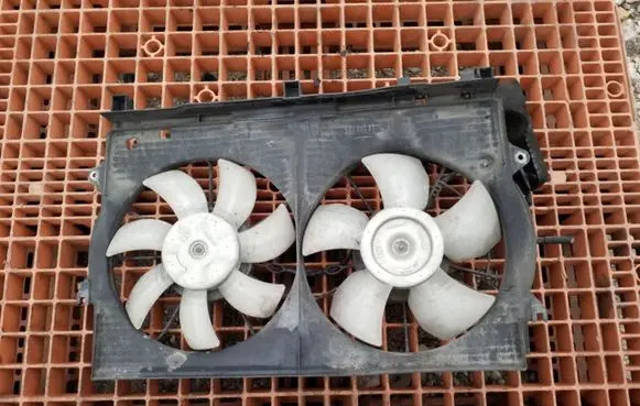 Toyota RAV 4 (XA20) Radiator cooling fan shroud 1636323030 1680003550
