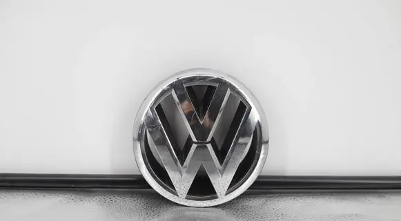 Volkswagen Tiguan Manufacturer badge logo/emblem 561853600