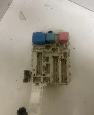 Toyota Yaris Fuse module 8273052700