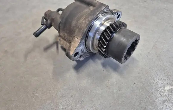 Toyota Hilux (AN10, AN20, AN30) Vacuum pump