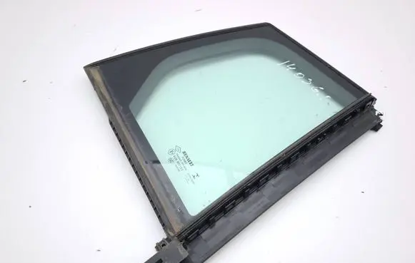 Renault Megane IV Rear vent window glass 822202077R 822204158R