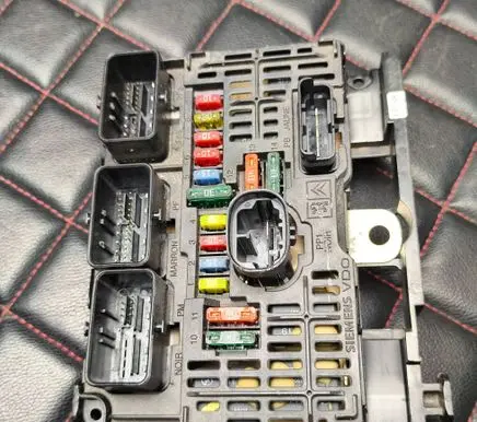Peugeot 407 Fuse module L0100