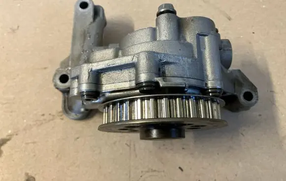 Volkswagen Crafter Oil pump 03L115105B