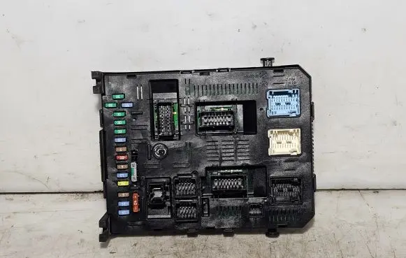 Peugeot 307 Fuse module 9663510180 281197280A