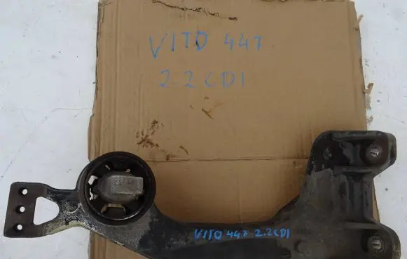 Mercedes-Benz Vito Viano W447 Engine mounting bracket A4473530095