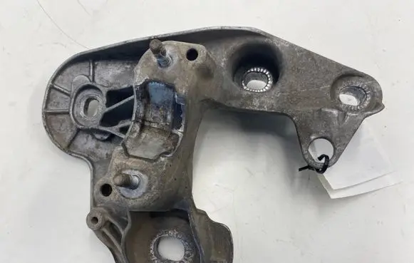 Engine mounting bracket